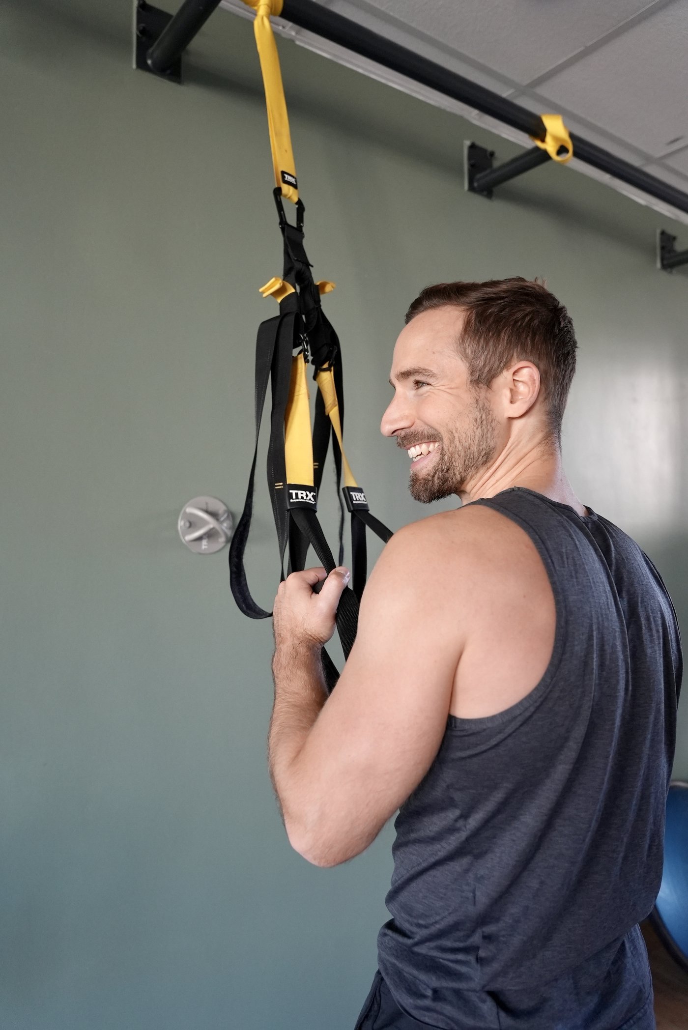 Anthony Darmon, coach sportif diplômé d’État, en séance TRX